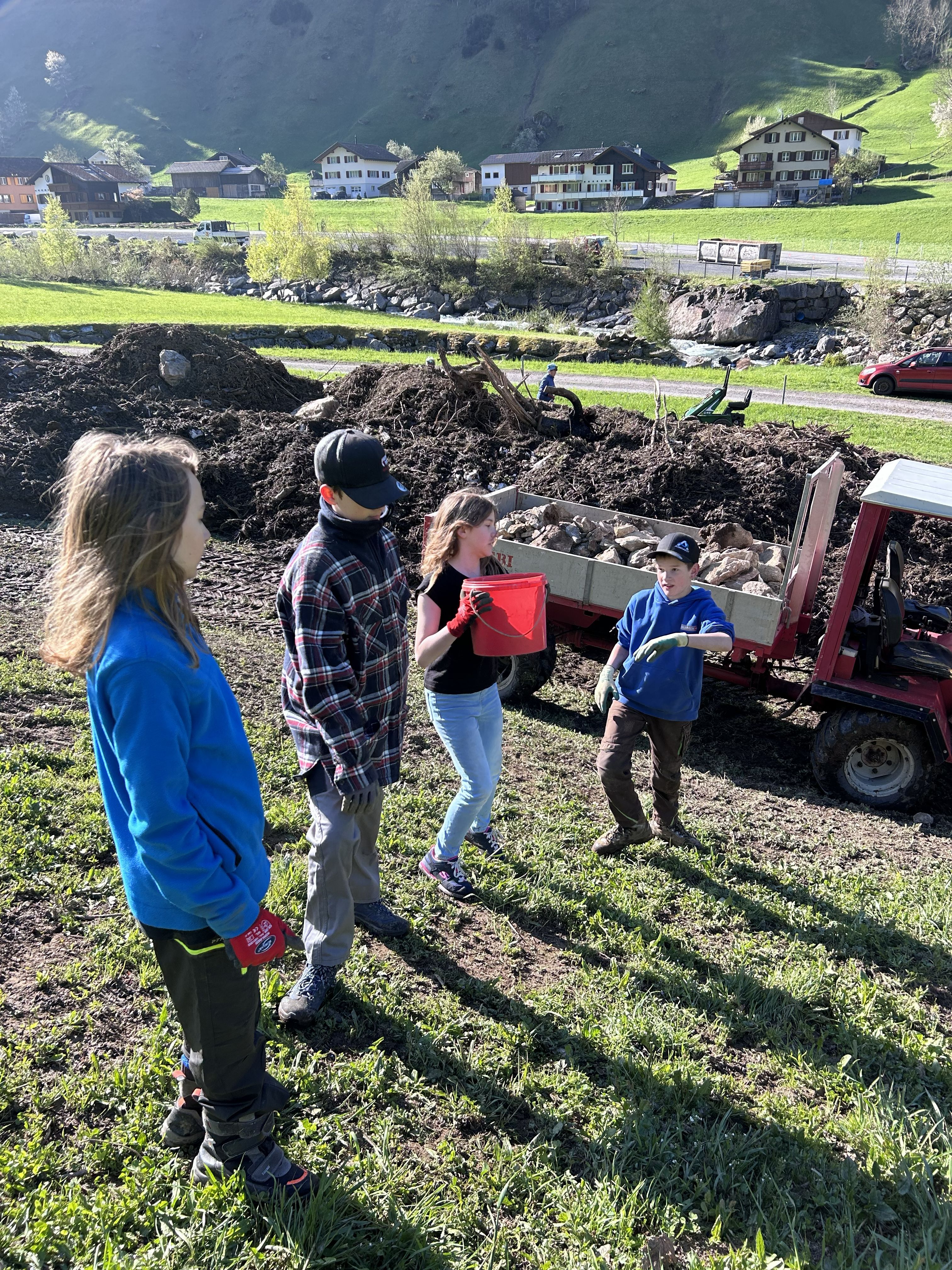 Aufräumarbeiten Lawine in Bristen